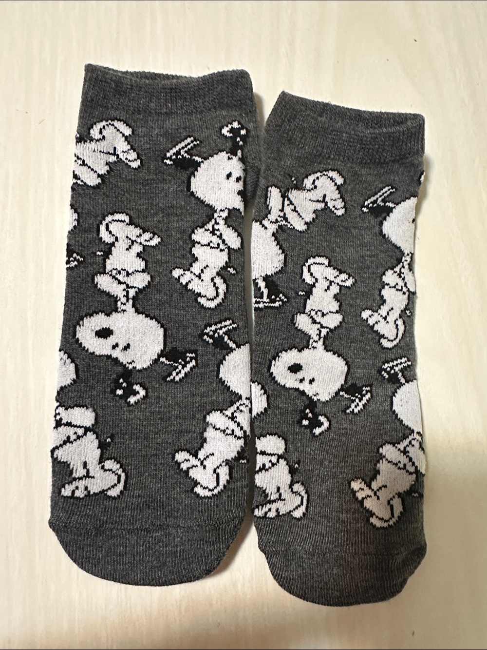Peanuts Snoopy Pattern Socks in Gray and White